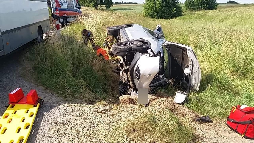 Nissan, którym podróżowały kobieta i dziecko uderzył w...