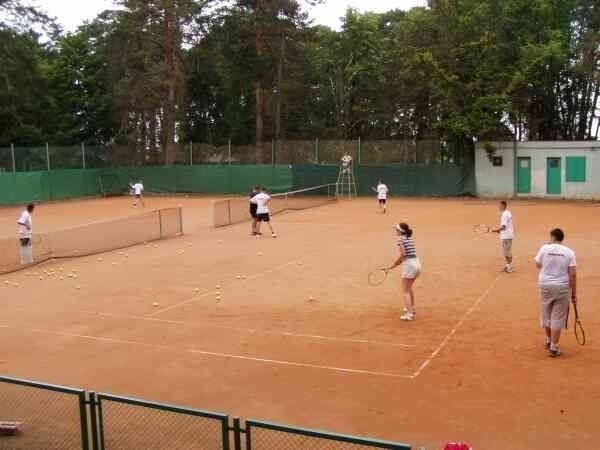 Młodzi radomianie mieli przez dziewięć dni uczyć się gry w tenisa.