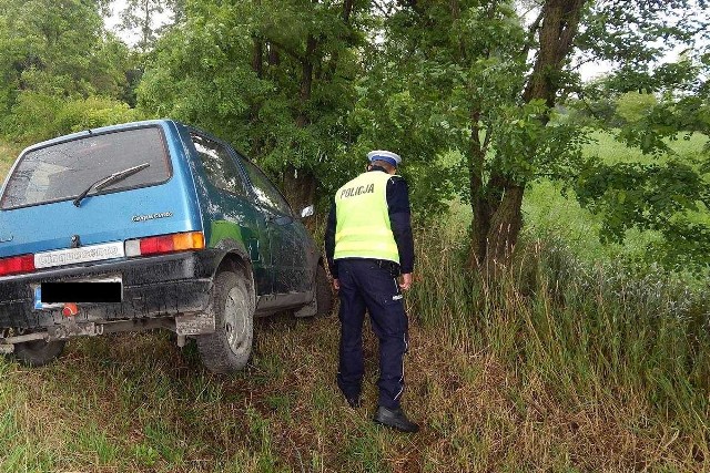 Do tragicznego wypadku doszło dzisiaj około godziny 9:20 w Szewcach (gmina Piotrków) na drodze wojewódzkiej numer 266. Jak wynika ze wstępnych ustaleń policji, 75-letni kierowca jechał w stronę miejscowości Sampolno. - Z nieustalonych przyczyn zjechał na przeciwległy pas ruchu, a następnie na pobocze - mówi asp. szt. Marcin Krasucki, oficer prasowy KPP Radziejów.Tam prowadzone przez niego cinquecento przewróciło się na bok. Pomimo przeprowadzonej reanimacji mieszkaniec powiatu radziejowskiego zmarł. Szczegóły i okoliczności tego wypadku wyjaśni śledztwo prowadzone pod nadzorem prokuratora.  