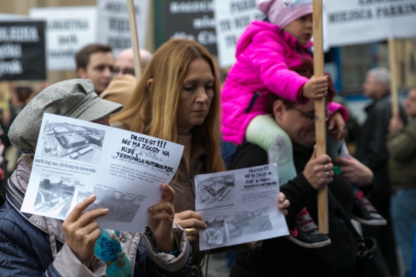 Protest na Placu Wszystkich Świętych