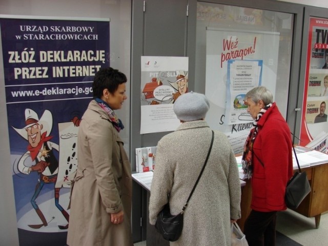 Urząd Skarbowy w Starachowicach otworzył punkt informacyjny dla posdatników w galerii handlową „Skałka” w Starachowicach