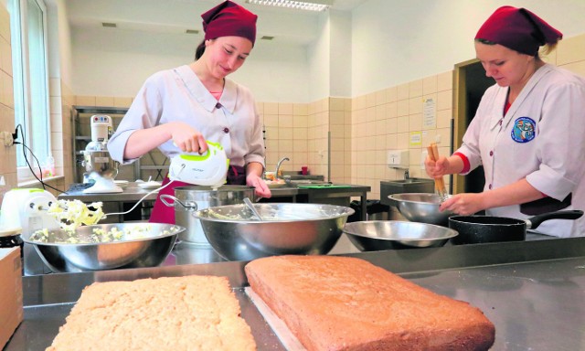 Kucharz i cukiernik to jedne z najchętniej wybieranych w Toruniu zawodów. Na zdjęciu: warsztaty Zespołu Szkół Gastronomiczno-Hotelarskich. 