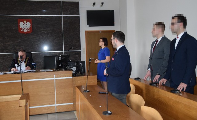 Sąd we Włoszczowie umorzył postępowanie wobec trzech młodych ludzi z powiatu koneckiego, oskarżonych o znieważenie pomnika komunistycznego w Rząbcu.
