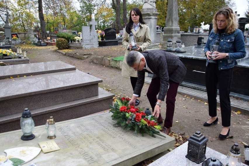 Wójt Mirosław Seweryn składa kwiaty na grobie Jadwigi...