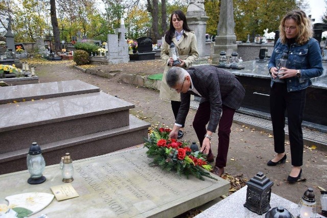 Wójt Mirosław Seweryn składa kwiaty na grobie Jadwigi Prendowskiej