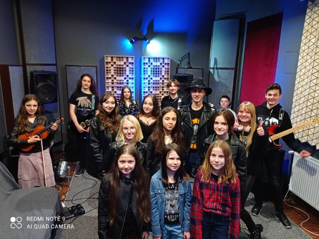Teledysk „Rockowa Szkoła Muzyczna - Daria Zawiałow „Hej Hej!” - COVER można posłuchać na kanale YouTube.