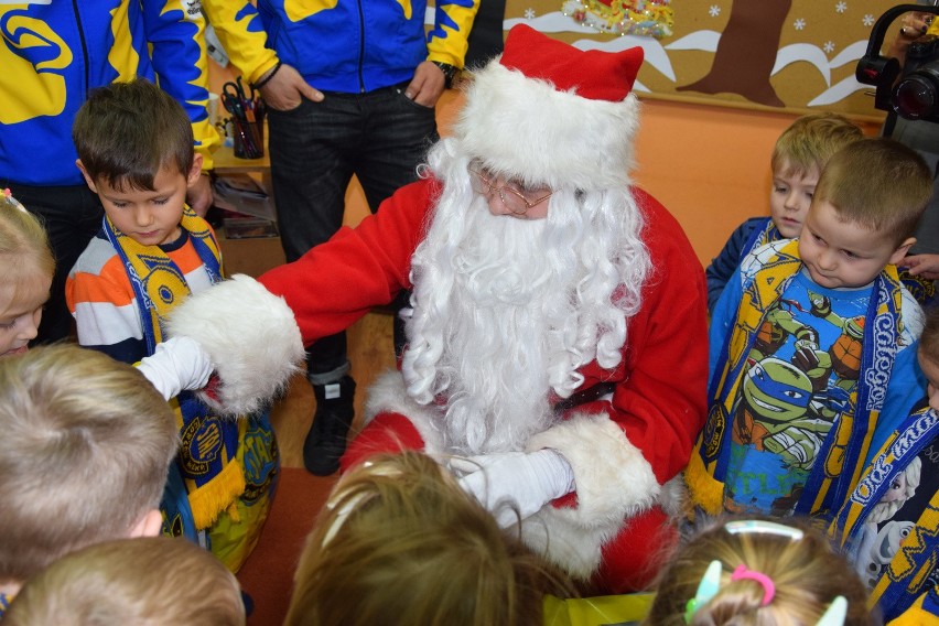 Stalowy Mikołaj odwiedził przedszkolaków w Gorzowie.
