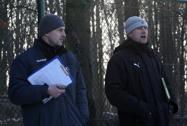 Andrzej Konwiński (z lewej) miał duży udział w wielkim sukcesie MKS-u w 2009 roku, kiedy to nasz zespół awansował do I ligi. Był wówczas asystentem prowadzącego zespół Andrzeja Polaka (z prawej).