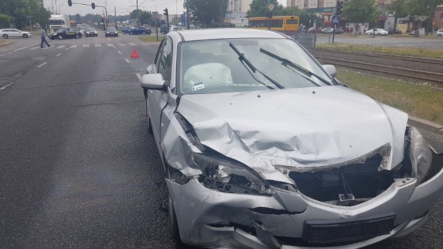 Wypadek taksówki i samochodu osobowego na skrzyżowaniu Puszkina i Wujaka w Łodzi