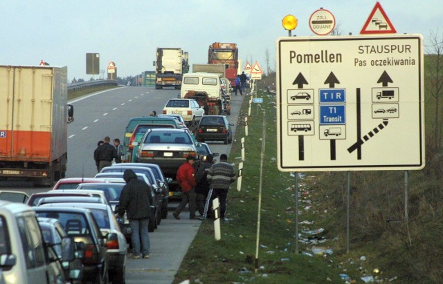 Część kierowców jeździ po przejściach granicznych i sprawdza, jak długie są kolejki. Tworzą swego rodzaju spółdzielnie - grupy właścicieli aut zajmujących sobie nawzajem miejsca w kolejkach na różnych przejściach granicznych.