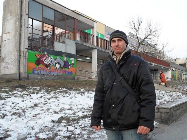 Michał Marcinkowski, mieszkaniec osiedla: - Pilnie potrzebna jest odnowa budynku, stojącego przy wjeździe do miasta