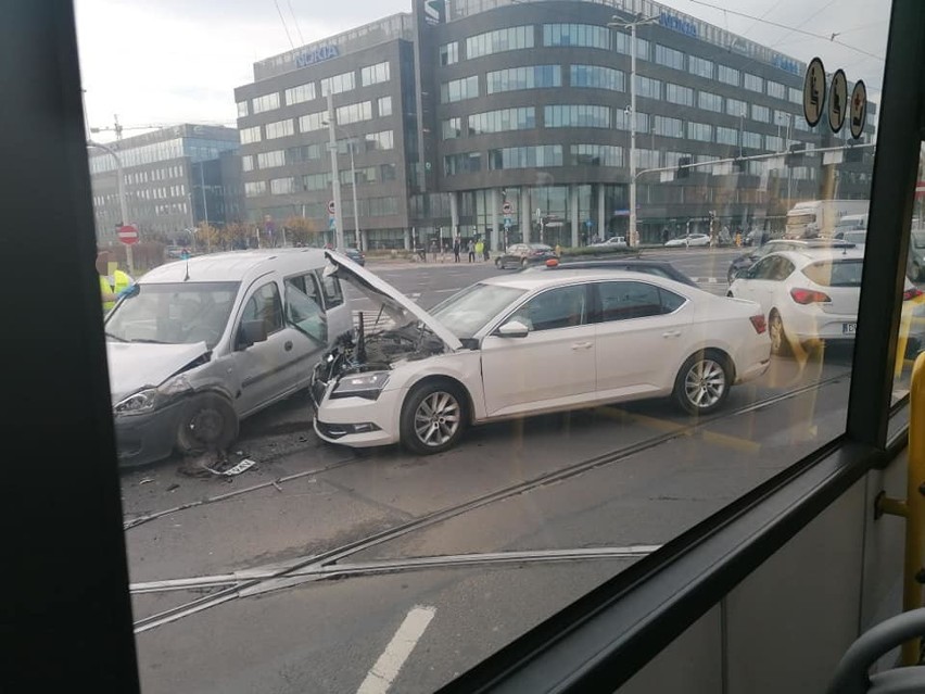 Wypadek na Legnickiej. Samochody zablokowały torowisko