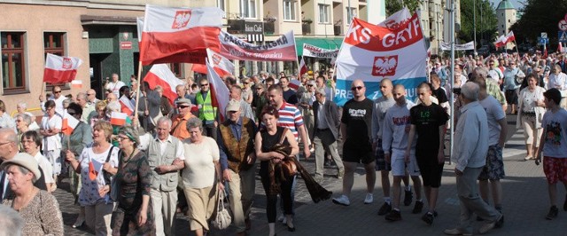 Nie oddamy wam Telewizji Trwam - pod takim hasłem ponad 2 tysiące osób w różnym wieku przeszło w niedzielę w marszu protestacyjnym przez centrum Słupska.