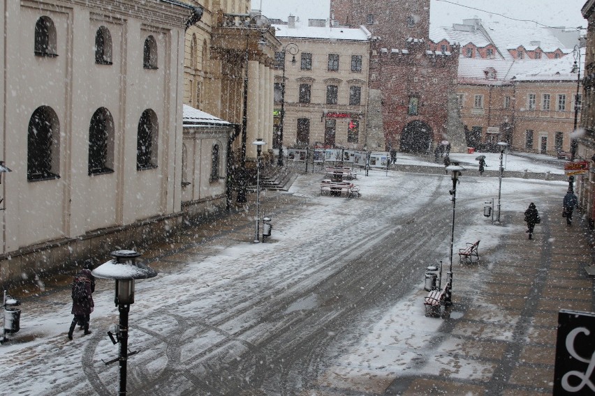 Zima w Lublinie. Ślisko na drogach, miasto stoi w korkach