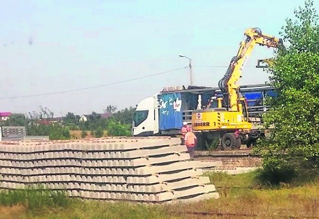 Kolejarze rozpoczynają budowę odcinka trasy kolejowej z Warki do Radomia.Będą utrudnienia w ruchu pociągów.