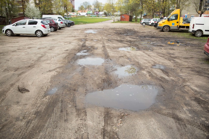 Brak chodnika i nieutwardzony dziki parking. To codzienne...