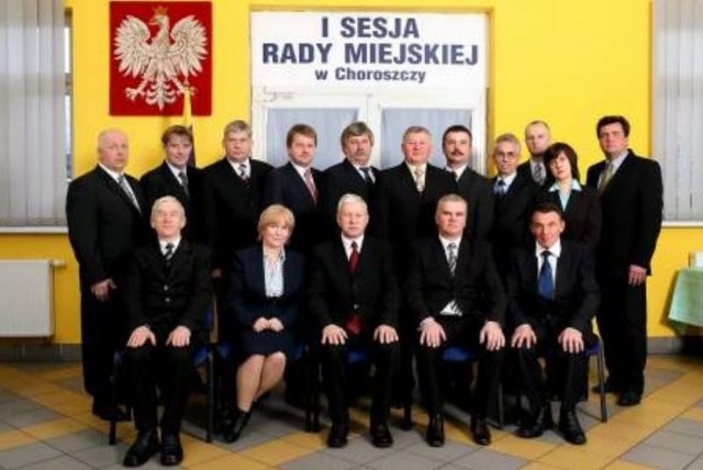 Rafał Łada (stoi pierwszy z prawej) ciągle jest radnym Choroszczy