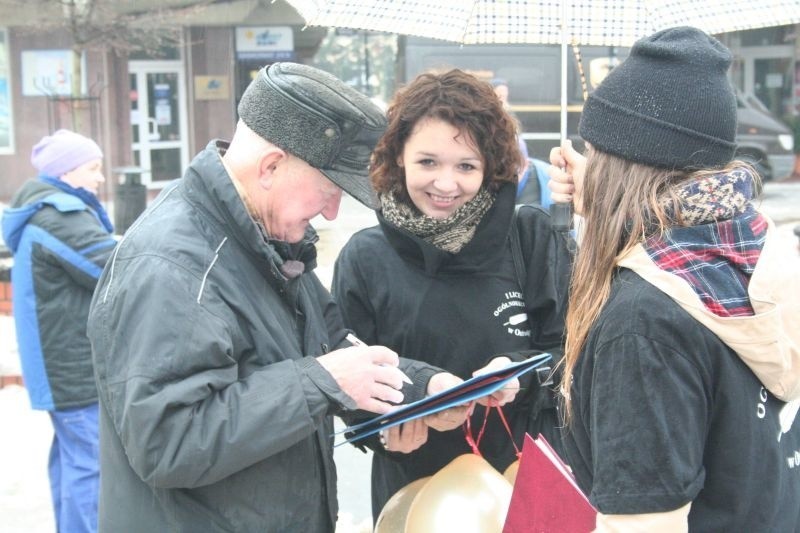 Na placu rozdawali przechodniom ulotki zachęcające do...