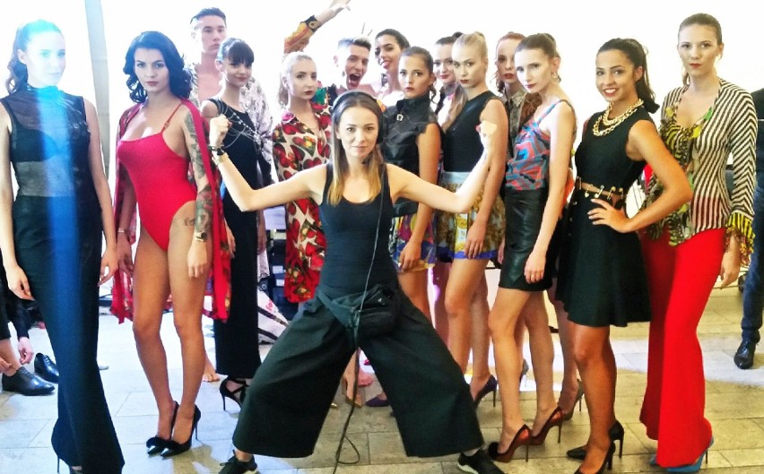 Magda i modelki w kolekcji Versace podczas odbywającego się...