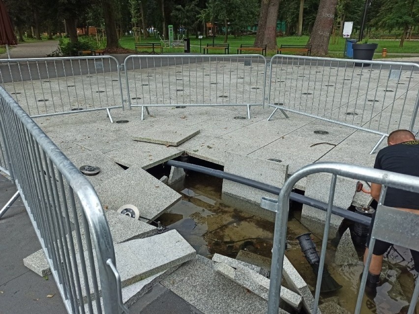 Nowy Sącz. Miasto nie zapłaci za naprawę zniszczonej fontanny w Parku Strzeleckim. Dlaczego?