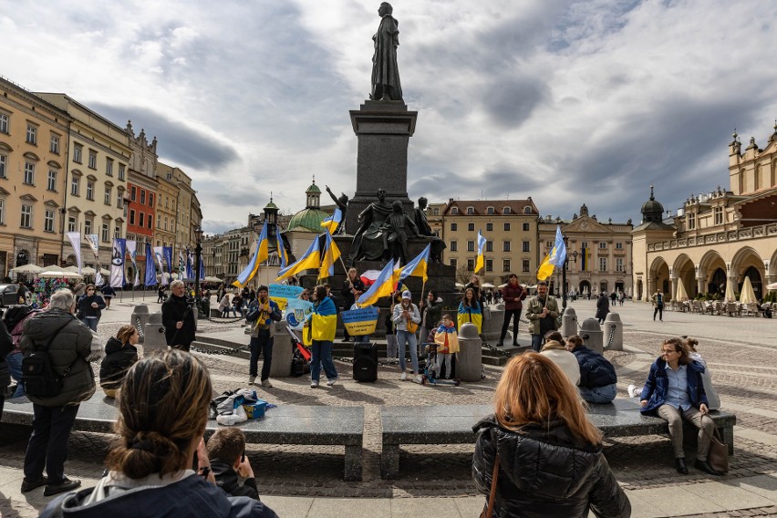 Kraków. Demonstracja Ukraińców na Rynku Głównym. Apelują do NATO [ZDJĘCIA]