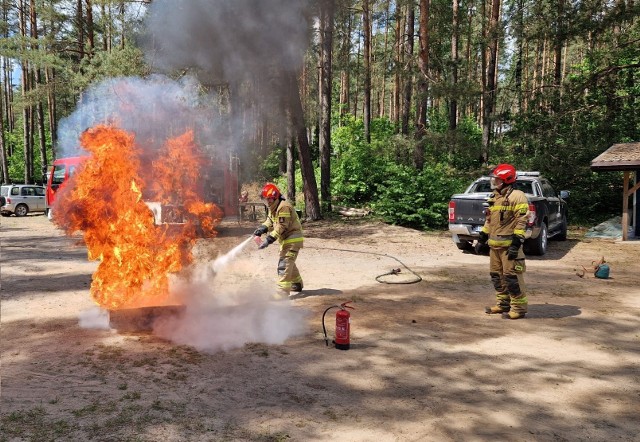 Szkolenie przeciwpożarowe dla pracowników Lasów Państwowych Nadleśnictwa Szczebra. 55 pracowników poznało metody pierwszej pomocy oraz za pomocą podręcznego sprzętu gaśniczego zaprezentowano poznano sposób działania w momencie wybuchu pożaru.