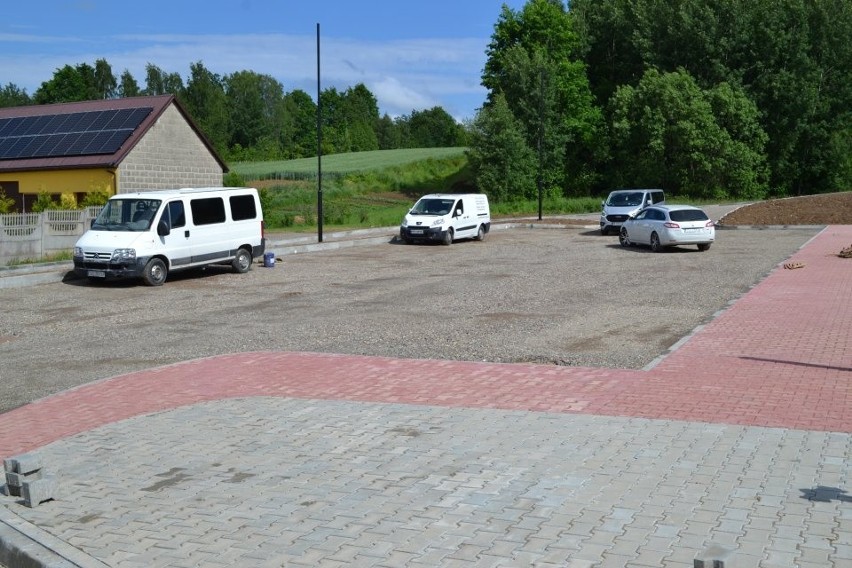 Trwają zaawansowane prace przy budowie nowego parkingu i drogi dojazdowej w Bielinach. Powstanie około 30 miejsc postojowych