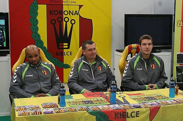 Fragment czwartkowej konferencji w Koronie, która odbyła się na terenie Targów Kielce. Od lewej: Edi Andradina, trener Marcin Sasal i Piotr Malarczyk. 
