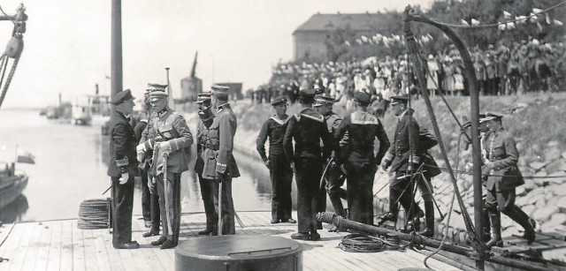 Marszałek Józef Piłsudski przyjmowany na pokładzie monitora (to typ okrętu rzecznego) Flotylli Wiślanej w czasie wizyty w Toruniu 5 czerwca 1921 roku. Zdjęcie autorstwa Hermanna Spychalskiego.