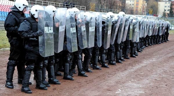 Policyjne manewry na stadionie w Przemyślu...