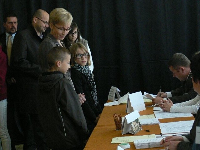 W lokalu wyborczym w Skarżysku, w którym glosowała Beata Gosiewska, nocą miało dojść do unieważniania oddanych głosów przez jednego z członków komisji. 