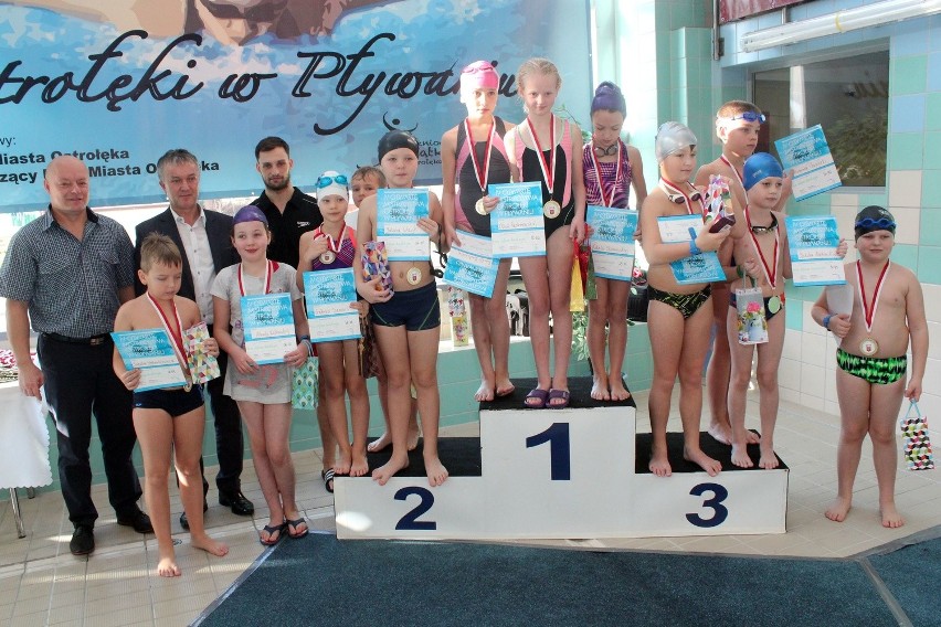 Grupa najmłodszych pływaków z medalami i nagrodami
