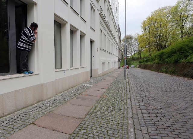 Granitowy chodnik przy ul. Storrady Świętosławy rok temu, po ustaleniach z ZDiTM, położyli właściciele Storrady Park Office. Teraz ten sam ZDiTM chce go zerwać