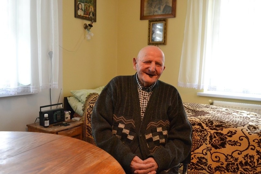 Pytany o samopoczucie 100-letni pan Stanisław wyjaśnia: -...