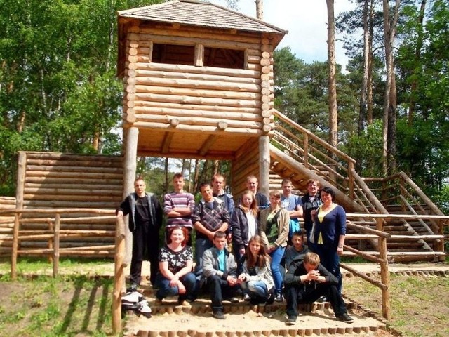 Klasa III gimnazjum z Czerska odwiedziła gród podczas pobytu w zielonej szkole w Raciążu. Przyjechali kolejką "Cygańskim wozem"