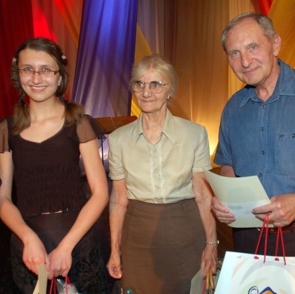 Wyróżnienia w konkursie na fraszkę "Cegiełka muzyczna&#8221; otrzymali Ania Markowicz (od lewej), Elżbieta Maj i Jacek Kowalczewski.