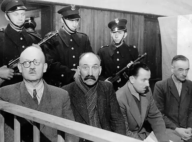 Ottomar Zielke na ławie oskarżonych (na zdj. pierwszy z lewej).