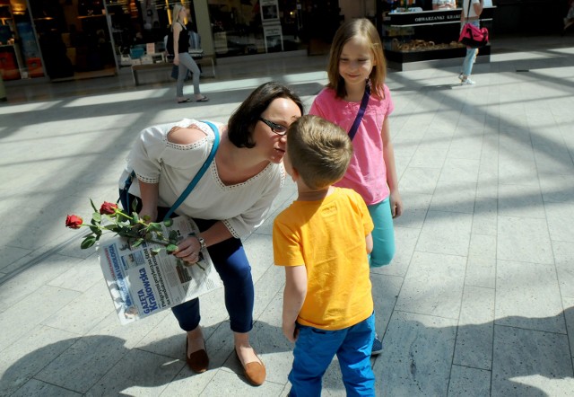 ŻYCZENIA NA DZIEŃ MATKI: SMS, zabawne, tradycyjne WIERSZYKI NA DZIEŃ MATKI 2017 [ŻYCZENIA]