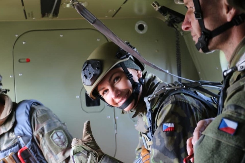 Skoki w Lipowej. Popatrz, jak szkolą się żołnierze 6. Brygady Powietrznodesantowej [ZDJĘCIA]