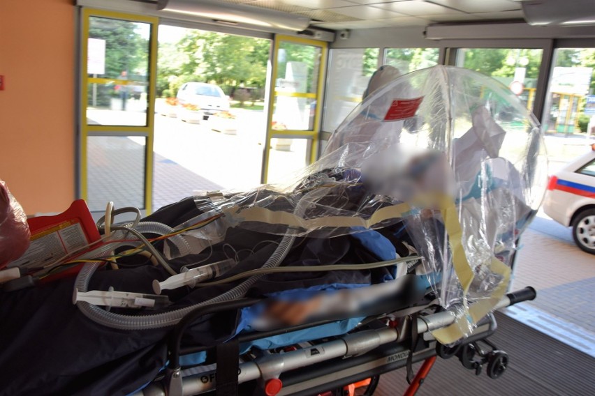 Pilny transport pacjenta z koronawirusem z Wojewódzkiego Szpitala w Przemyślu do Łańcuta [ZDJĘCIA]