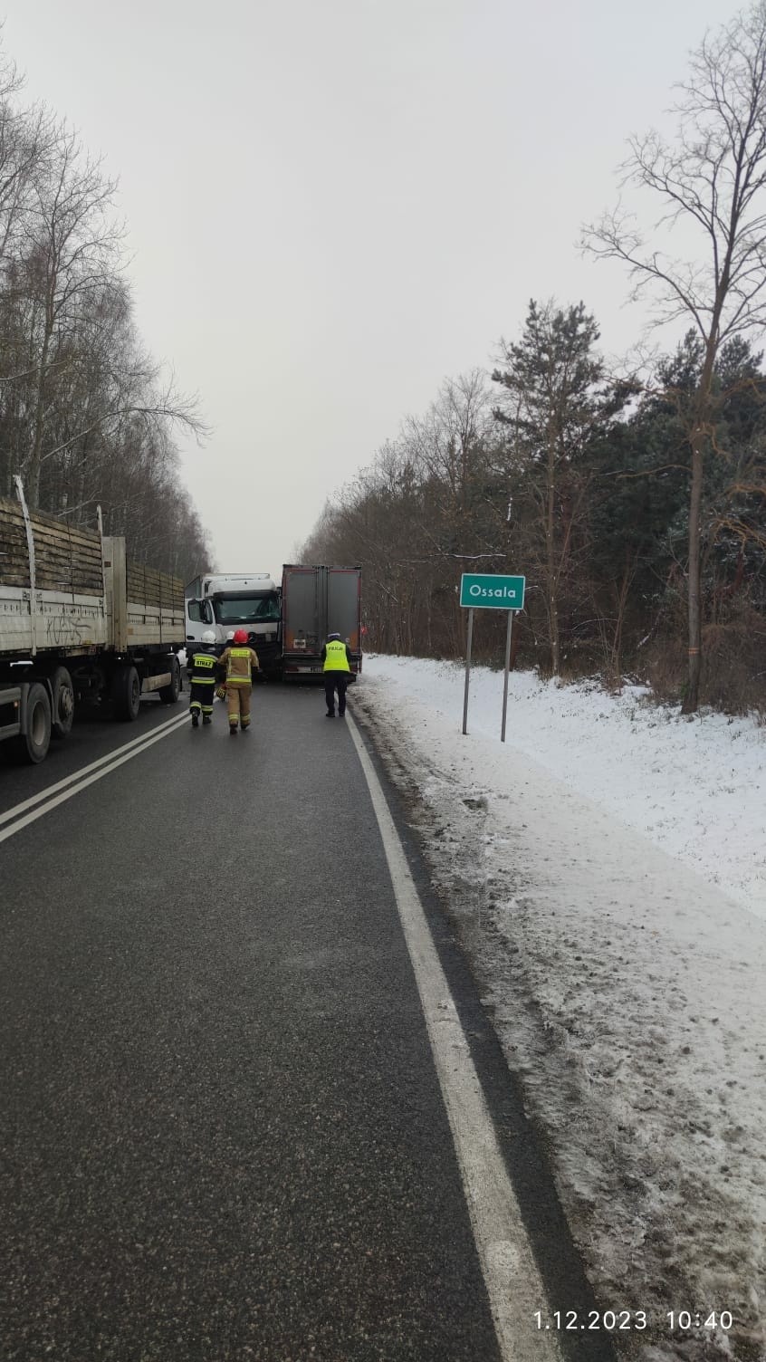 Karambol w miejscowości Ossala w powiecie staszowskim. Zderzyły się cztery ciężarówki. Droga krajowa numer 79 była całkowicie zablokowana