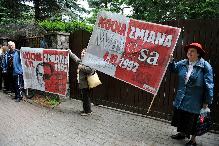 Dwie skrajnie różne manifestacje pod domem Lecha Wałęsy [ZDJĘCIA]