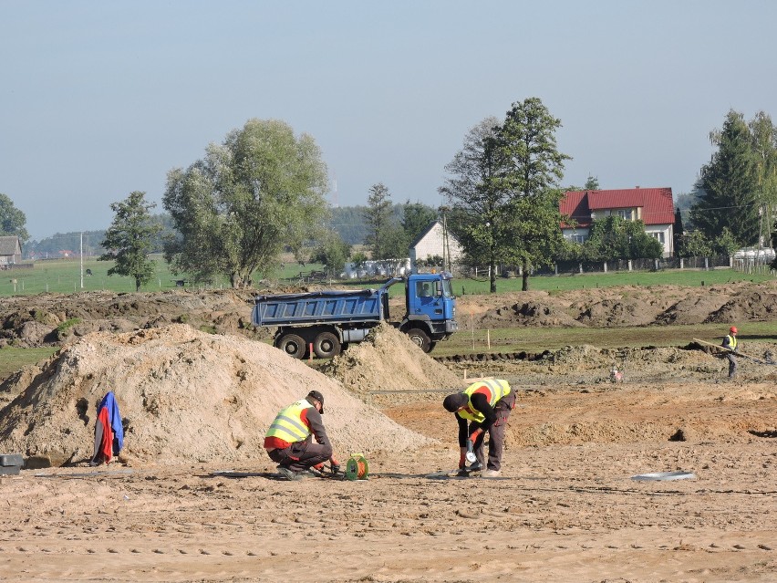 Ciężki sprzęt wjechał na teren budowy nowego zakładu JBB (zdjęcia)