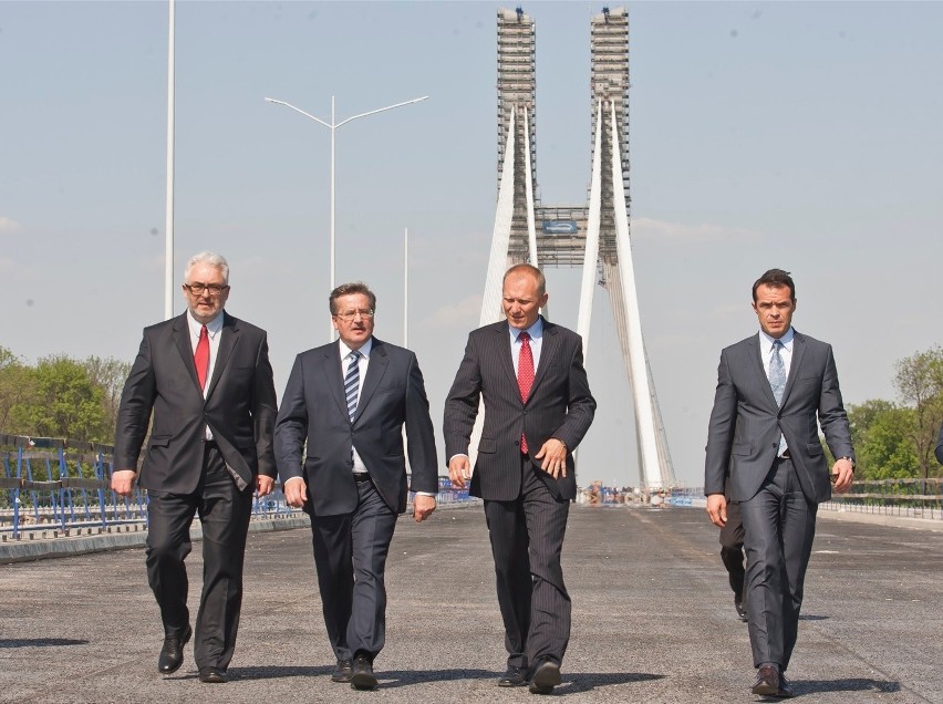 W maju 2011 roku prezydent Komorowski odwiedził budowę AOW...