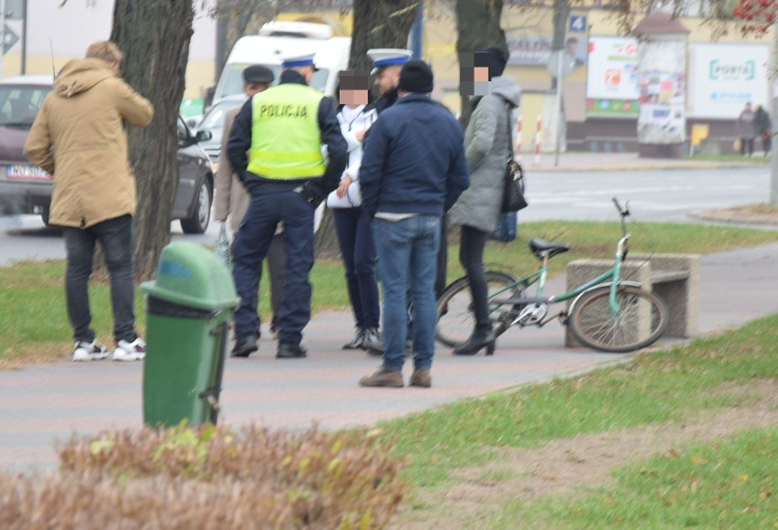 Ostrołęka. Niebezpieczna wywrotka rowerzystki na ul. Hallera. 25.11.2019 [ZDJĘCIA]