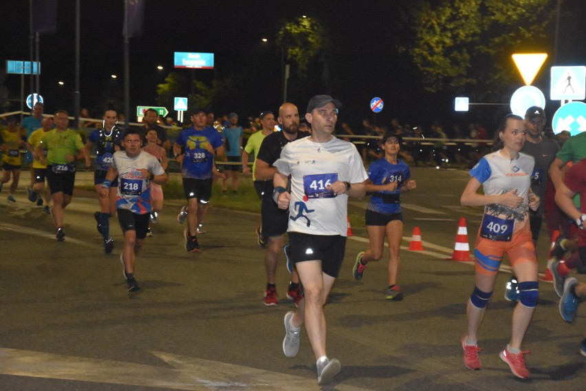 Uczestnicy Rybnickiego Półmaratonu Księżycowego przebiegli...