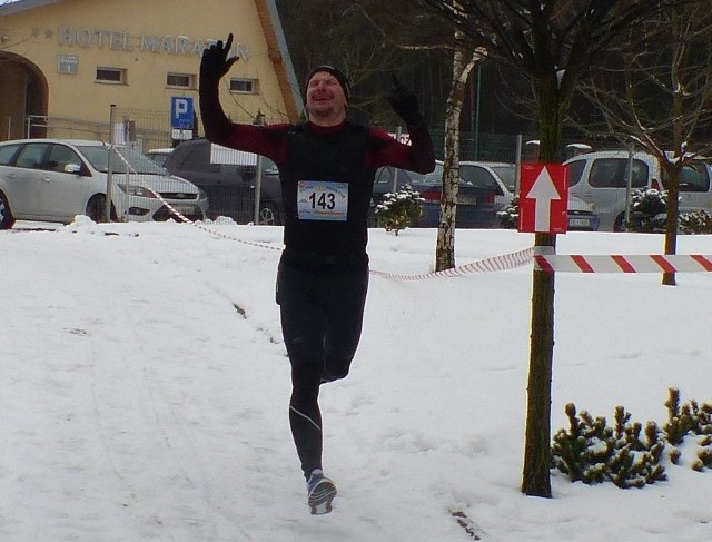 Karol Grabda na mecie biegu na 50 kilometrów.