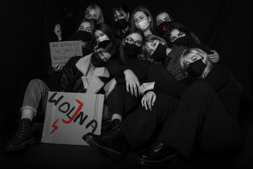 Młodzi walczą o prawa kobiet. Fotograf z Barlinka portretuje protestujące nastolatki. Zobacz zdjęcia!