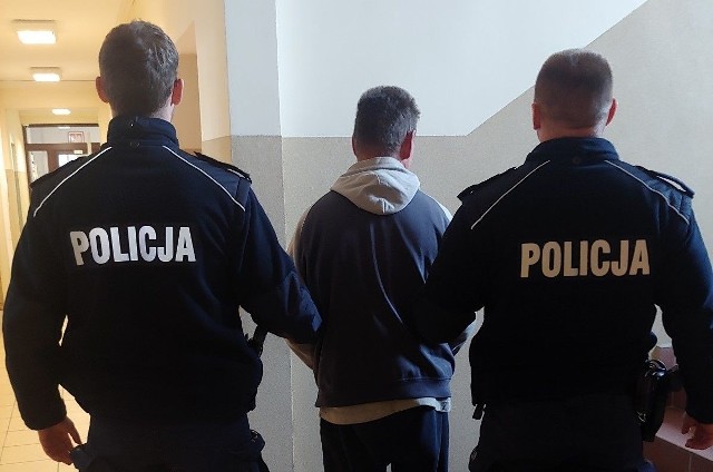 Miejsce zamieszkania 52-letniego mieszkańca gminy Nakło, który ukradł pieniądze z kościelnej skarbonki, policjanci ustali tego samego dnia. Mężczyznę zatrzymana, a pieniądze odzyskano