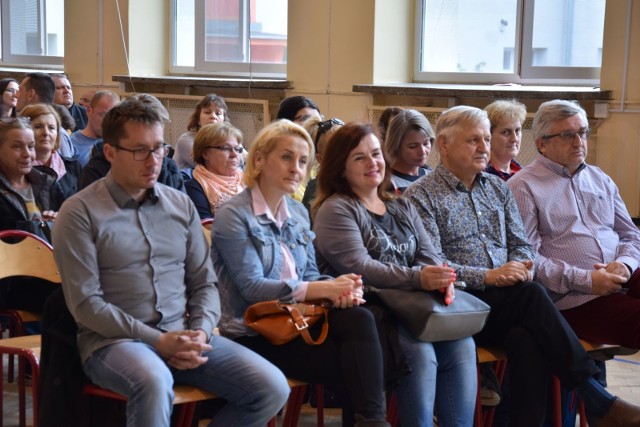 Protestują rodzice ze Świdnicy, Nowogrodu Bobrzańskiego, Zaboru i Czerwieńska przeciwko decyzji Janusza Kubickiego, prezydenta Zielonej Góry, który zmniejszył ilość miejsc w szkołach średnich.